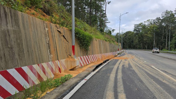 Đèo Prenn Đà Lạt sau hơn 1 năm nâng cấp bị sụt lún nghiêm trọng Đèo Prenn Đà Lạt sau hơn 1 năm nâng cấp bị sụt lún nghiêm trọng