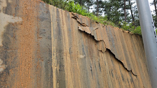 Đèo Prenn Đà Lạt sau hơn 1 năm nâng cấp bị sụt lún nghiêm trọng Đèo Prenn Đà Lạt sau hơn 1 năm nâng cấp bị sụt lún nghiêm trọng