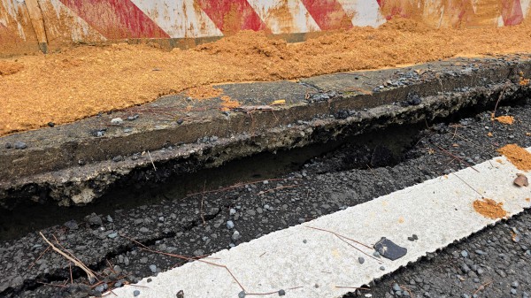 Đèo Prenn Đà Lạt sau hơn 1 năm nâng cấp bị sụt lún nghiêm trọng Đèo Prenn Đà Lạt sau hơn 1 năm nâng cấp bị sụt lún nghiêm trọng