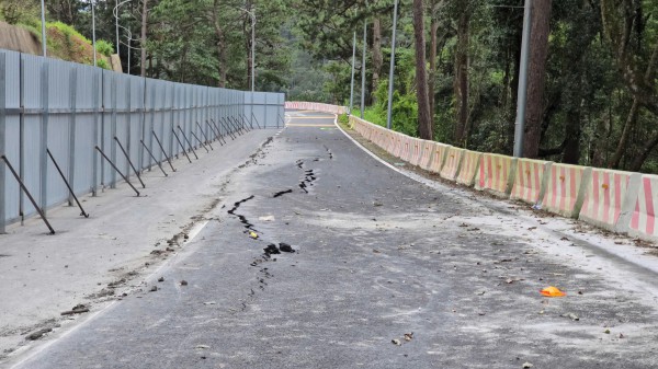 Đèo Prenn Đà Lạt sau hơn 1 năm nâng cấp bị sụt lún nghiêm trọng Đèo Prenn Đà Lạt sau hơn 1 năm nâng cấp bị sụt lún nghiêm trọng