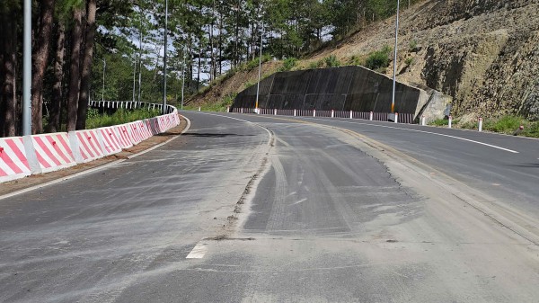 Đèo Prenn Đà Lạt sau hơn 1 năm nâng cấp bị sụt lún nghiêm trọng Đèo Prenn Đà Lạt sau hơn 1 năm nâng cấp bị sụt lún nghiêm trọng