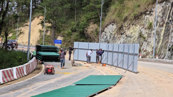 Đèo Prenn Đà Lạt sau hơn 1 năm nâng cấp bị sụt lún nghiêm trọng Đèo Prenn Đà Lạt sau hơn 1 năm nâng cấp bị sụt lún nghiêm trọng