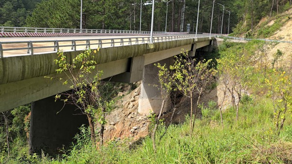 Đèo Prenn Đà Lạt sau hơn 1 năm nâng cấp bị sụt lún nghiêm trọng Đèo Prenn Đà Lạt sau hơn 1 năm nâng cấp bị sụt lún nghiêm trọng