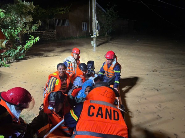 Đi dự tân gia về, một phụ nữ bị nước lũ cuốn tử vong ở Lâm Đồng Đi dự tân gia về, một phụ nữ bị nước lũ cuốn tử vong ở Lâm Đồng