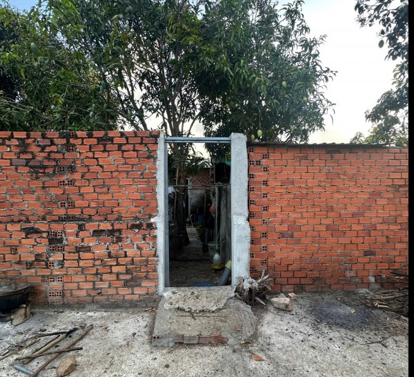 Đi tập thể dục, người dân phát hiện thi thể trẻ sơ sinh dưới kênh nước