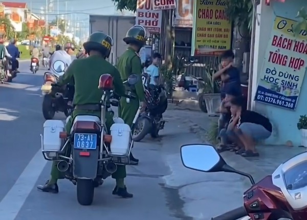 Đi xe máy điện không đội mũ bảo hiểm, 3 học sinh bị 'phạt' theo cách độc Đi xe máy điện không đội mũ bảo hiểm, 3 học sinh bị 'phạt' theo cách độc