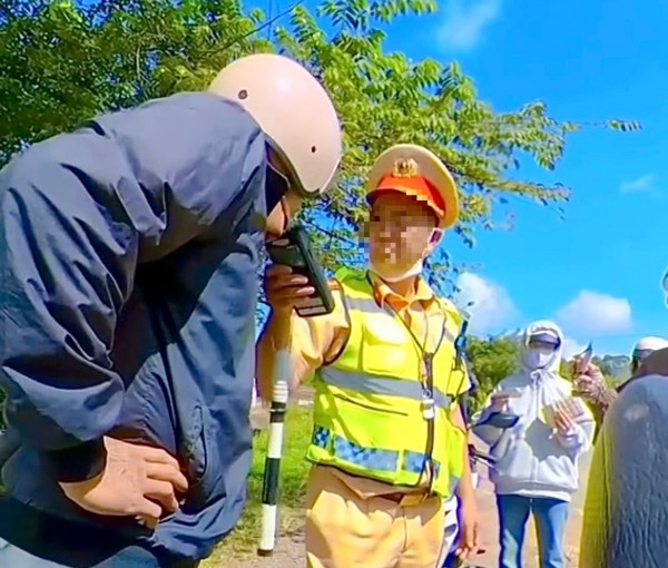 Điều chuyển cán bộ CSGT có lời lẽ thiếu chuẩn mực với dân Điều chuyển cán bộ CSGT có lời lẽ thiếu chuẩn mực với dân