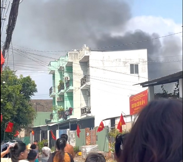 Điều tra nguyên nhân vụ cháy xưởng gỗ tại TP.HCM trong ngày đầu năm