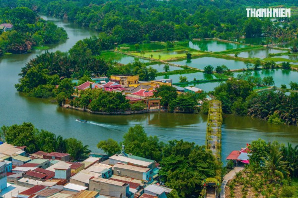 Đình cổ hơn 150 năm 'giữa dòng kênh' độc bản ở TP.HCM, được vua ban sắc phong