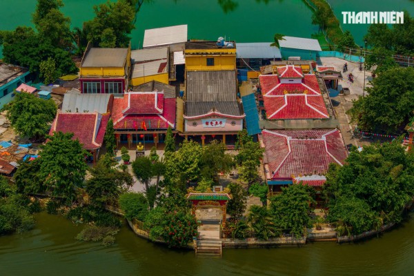 Đình cổ hơn 150 năm 'giữa dòng kênh' độc bản ở TP.HCM, được vua ban sắc phong