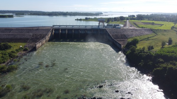 Đổ xô đi bắt cá ở chân đập tràn thủy điện lớn nhất miền Nam Đổ xô đi bắt cá ở chân đập tràn thủy điện lớn nhất miền Nam