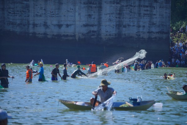 Đổ xô đi bắt cá ở chân đập tràn thủy điện lớn nhất miền Nam Đổ xô đi bắt cá ở chân đập tràn thủy điện lớn nhất miền Nam
