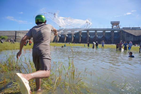 Đổ xô đi bắt cá ở chân đập tràn thủy điện lớn nhất miền Nam Đổ xô đi bắt cá ở chân đập tràn thủy điện lớn nhất miền Nam