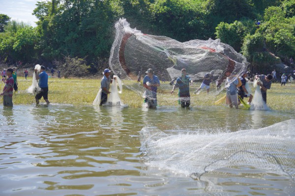 Đổ xô đi bắt cá ở chân đập tràn thủy điện lớn nhất miền Nam Đổ xô đi bắt cá ở chân đập tràn thủy điện lớn nhất miền Nam