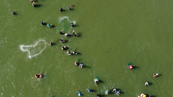 Đổ xô đi bắt cá ở chân đập tràn thủy điện lớn nhất miền Nam Đổ xô đi bắt cá ở chân đập tràn thủy điện lớn nhất miền Nam