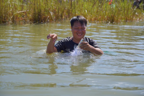 Đổ xô đi bắt cá ở chân đập tràn thủy điện lớn nhất miền Nam Đổ xô đi bắt cá ở chân đập tràn thủy điện lớn nhất miền Nam