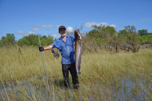 Đổ xô đi bắt cá ở chân đập tràn thủy điện lớn nhất miền Nam Đổ xô đi bắt cá ở chân đập tràn thủy điện lớn nhất miền Nam