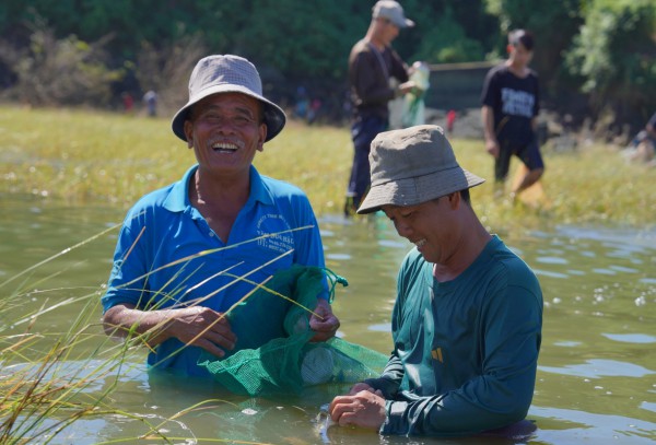 Đổ xô đi bắt cá ở chân đập tràn thủy điện lớn nhất miền Nam Đổ xô đi bắt cá ở chân đập tràn thủy điện lớn nhất miền Nam