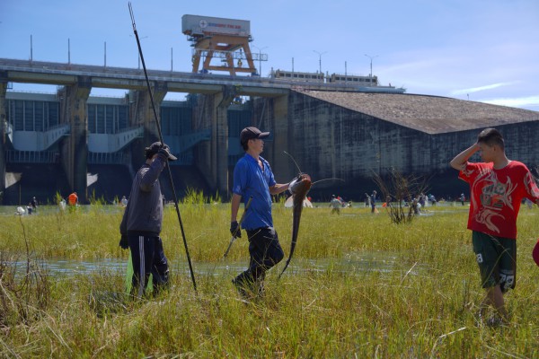 Đổ xô đi bắt cá ở chân đập tràn thủy điện lớn nhất miền Nam Đổ xô đi bắt cá ở chân đập tràn thủy điện lớn nhất miền Nam