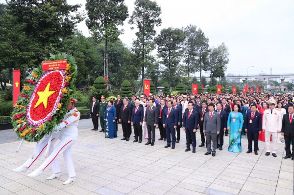 Đoàn đại biểu dự Đại hội Đảng bộ TP.HCM dâng hương tưởng nhớ anh hùng liệt sĩ Đoàn đại biểu dự Đại hội Đảng bộ TP.HCM dâng hương tưởng nhớ anh hùng liệt sĩ