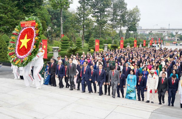 Đoàn đại biểu dự Đại hội Đảng bộ TP.HCM dâng hương tưởng nhớ anh hùng liệt sĩ Đoàn đại biểu dự Đại hội Đảng bộ TP.HCM dâng hương tưởng nhớ anh hùng liệt sĩ