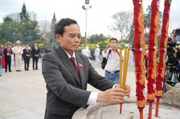 Đoàn đại biểu dự Đại hội Đảng bộ TP.HCM dâng hương tưởng nhớ anh hùng liệt sĩ Đoàn đại biểu dự Đại hội Đảng bộ TP.HCM dâng hương tưởng nhớ anh hùng liệt sĩ