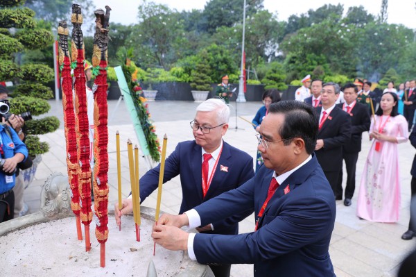 Đoàn đại biểu dự Đại hội Đảng bộ TP.HCM dâng hương tưởng nhớ anh hùng liệt sĩ Đoàn đại biểu dự Đại hội Đảng bộ TP.HCM dâng hương tưởng nhớ anh hùng liệt sĩ