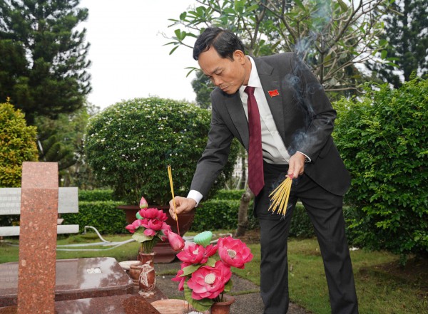 Đoàn đại biểu dự Đại hội Đảng bộ TP.HCM dâng hương tưởng nhớ anh hùng liệt sĩ Đoàn đại biểu dự Đại hội Đảng bộ TP.HCM dâng hương tưởng nhớ anh hùng liệt sĩ