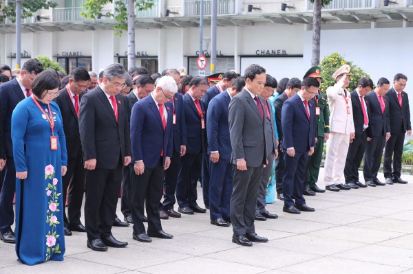 Đoàn đại biểu dự Đại hội Đảng bộ TP.HCM dâng hương tưởng nhớ anh hùng liệt sĩ Đoàn đại biểu dự Đại hội Đảng bộ TP.HCM dâng hương tưởng nhớ anh hùng liệt sĩ