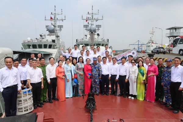 Đoàn đại biểu dự Đại hội Đảng bộ TP.HCM thăm và làm việc Vùng 2 Hải quân Đoàn đại biểu dự Đại hội Đảng bộ TP.HCM thăm và làm việc Vùng 2 Hải quân