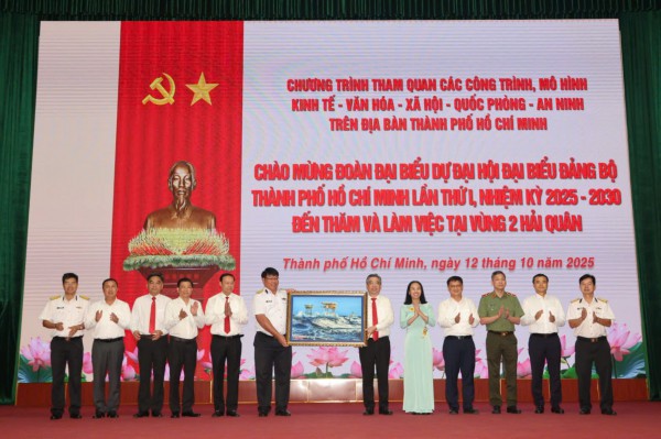 Đoàn đại biểu dự Đại hội Đảng bộ TP.HCM thăm và làm việc Vùng 2 Hải quân Đoàn đại biểu dự Đại hội Đảng bộ TP.HCM thăm và làm việc Vùng 2 Hải quân