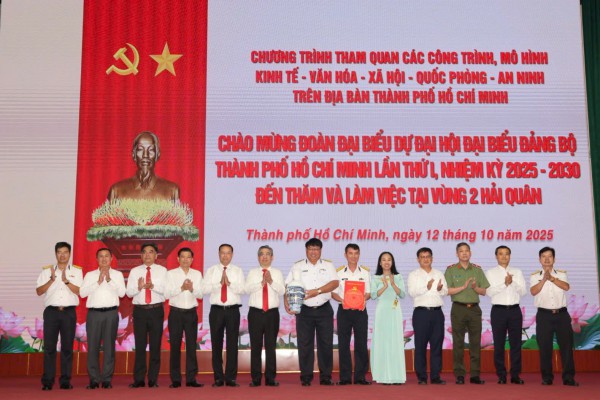 Đoàn đại biểu dự Đại hội Đảng bộ TP.HCM thăm và làm việc Vùng 2 Hải quân Đoàn đại biểu dự Đại hội Đảng bộ TP.HCM thăm và làm việc Vùng 2 Hải quân