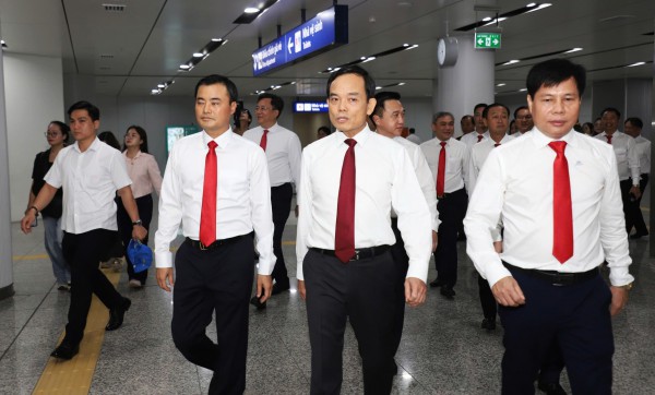 Đoàn đại biểu dự Đại hội Đảng bộ TP.HCM trải nghiệm metro, dâng hương Vua Hùng Đoàn đại biểu dự Đại hội Đảng bộ TP.HCM trải nghiệm metro, dâng hương Vua Hùng