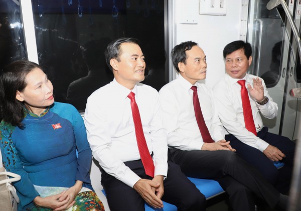 Đoàn đại biểu dự Đại hội Đảng bộ TP.HCM trải nghiệm metro, dâng hương Vua Hùng Đoàn đại biểu dự Đại hội Đảng bộ TP.HCM trải nghiệm metro, dâng hương Vua Hùng