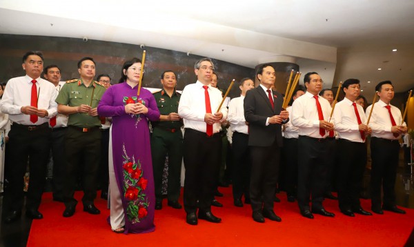 Đoàn đại biểu dự Đại hội Đảng bộ TP.HCM trải nghiệm metro, dâng hương Vua Hùng Đoàn đại biểu dự Đại hội Đảng bộ TP.HCM trải nghiệm metro, dâng hương Vua Hùng