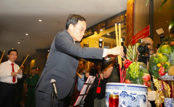 Đoàn đại biểu dự Đại hội Đảng bộ TP.HCM trải nghiệm metro, dâng hương Vua Hùng Đoàn đại biểu dự Đại hội Đảng bộ TP.HCM trải nghiệm metro, dâng hương Vua Hùng