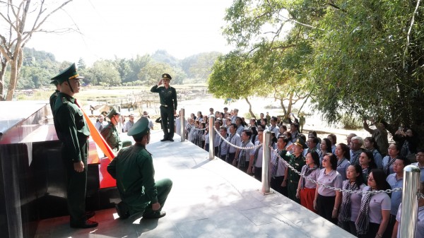 Đoàn tuyên giáo, báo chí TP.HCM tặng quà 2 xã biên giới của tỉnh Cao Bằng