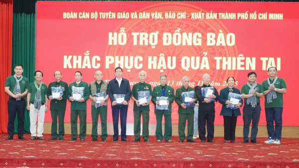 Đoàn tuyên giáo, báo chí TP.HCM tặng quà bà con Thái Nguyên bị thiệt hại mưa lũ Đoàn tuyên giáo, báo chí TP.HCM tặng quà bà con Thái Nguyên bị thiệt hại mưa lũ