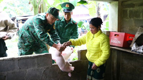 Đồn biên phòng ở Quảng Trị trao sinh kế cho đồng bào miền núi