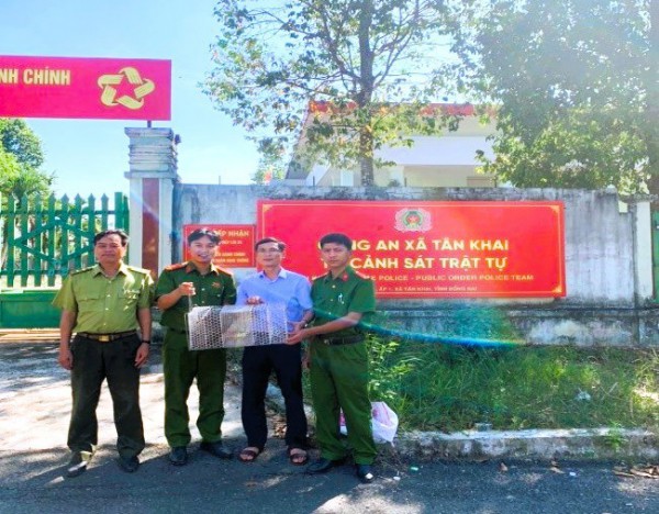 Đồng Nai: Công an tuần tra, phát hiện động vật quý hiếm đang bò trên quốc lộ 13 Đồng Nai: Công an tuần tra, phát hiện động vật quý hiếm đang bò trên quốc lộ 13