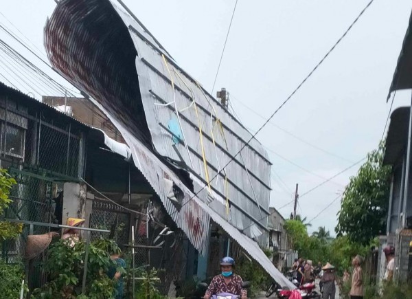 Đồng Nai: Giông lốc cuốn bay mái tôn hàng chục căn nhà, hơn 1.000 hộ mất điện