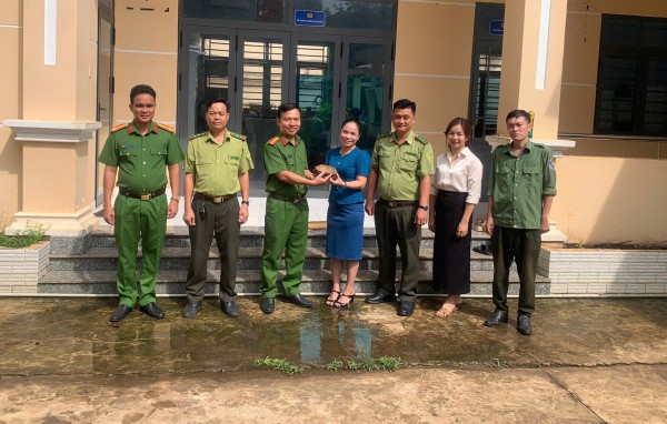 Đồng Nai: Người dân giao nộp rùa núi vàng, vượn má vàng quý hiếm 'đi lạc'