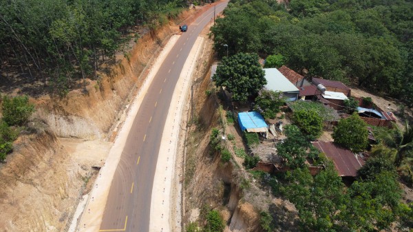 Đồng Nai: Thêm tuyến đường thi công khiến nhà dân chênh vênh bên mép vực sâu