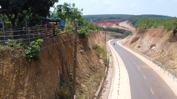 Đồng Nai: Thêm tuyến đường thi công khiến nhà dân chênh vênh bên mép vực sâu