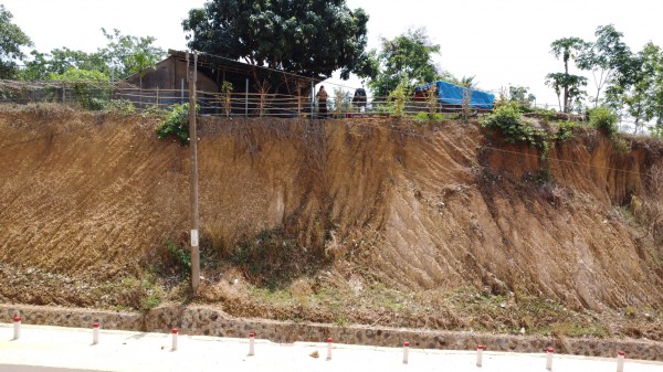 Đồng Nai: Thêm tuyến đường thi công khiến nhà dân chênh vênh bên mép vực sâu