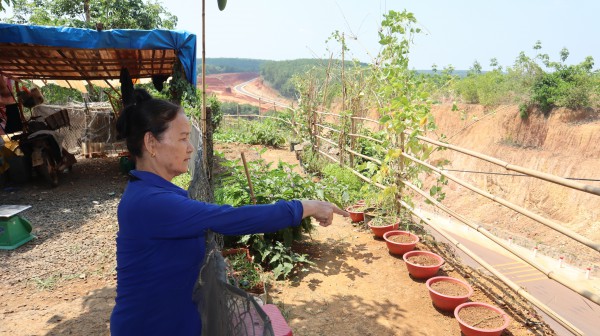Đồng Nai: Thêm tuyến đường thi công khiến nhà dân chênh vênh bên mép vực sâu