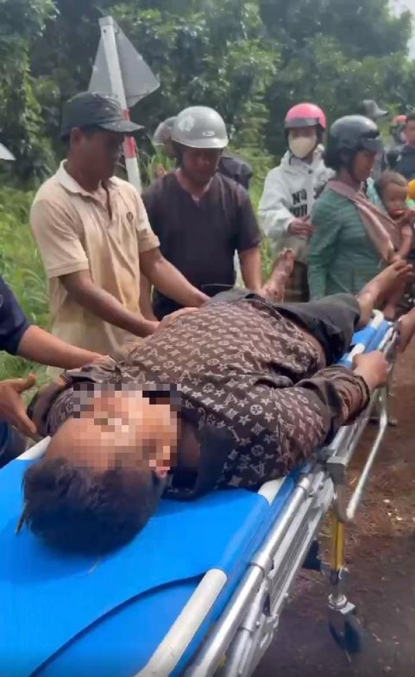 Đồng Nai: Tìm thấy người 'mất tích' 3 ngày nằm bất tỉnh trong bụi cây Đồng Nai: Tìm thấy người 'mất tích' 3 ngày nằm bất tỉnh trong bụi cây