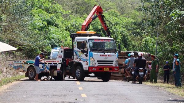 Đồng Nai: Xe 7 chỗ lật nghiêng trên đường, 2 bà cháu tử vong