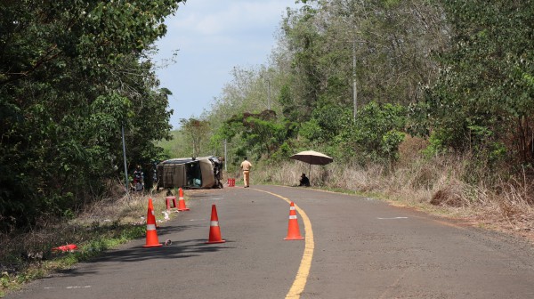 Đồng Nai: Xe 7 chỗ lật nghiêng trên đường, 2 bà cháu tử vong