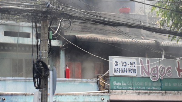 Đồng Nai: Đang ăn tiệc, mọi người tá hỏa bỏ chạy vì cháy nhà
